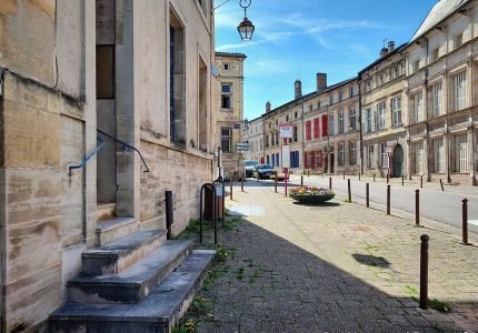 Promenade printanière dans le Bar-le-Duc ensoleillé